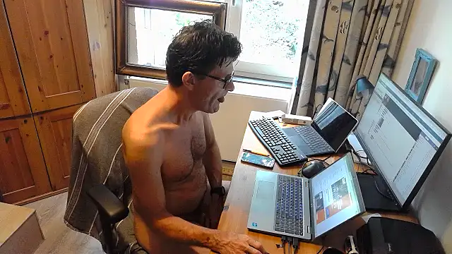 Snapshot of RolfS chatting on 07/22/26, 01:36 RolfS online show from 07/22/26, 01:36
