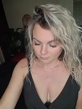 Snapshot of candy_queeen chatting on 06/18/26, 01:48 candy queeen online show from 06/18/26, 01:48