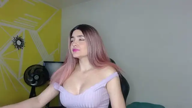 Nikolle Rouss online show from 03/21/25, 11:12