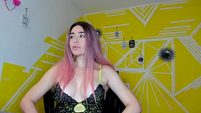 Nikolle Rouss online show from 10/23/25, 09:35