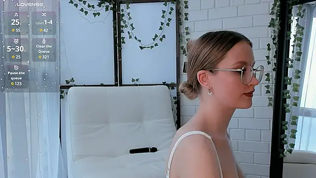 Snapshot of IsabellaTorrance chatting on 02/28/25, 09:58 IsabellaTorrance online show from 02/28/25, 09:58