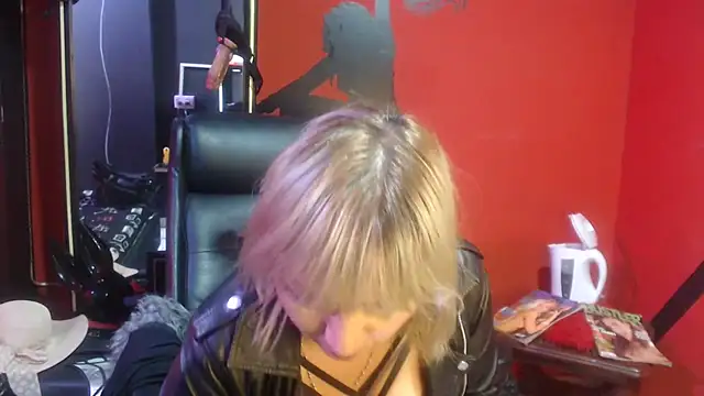 Snapshot of KLOE_PIELL chatting on 10/16/25, 05:58 KLOE PIELL online show from 10/16/25, 05:58