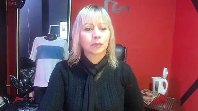 Snapshot of KLOE_PIELL chatting on 10/20/25, 04:29 KLOE PIELL online show from 10/20/25, 04:29