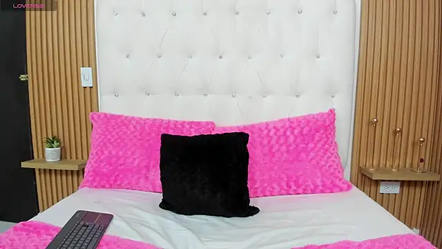 Snapshot of MartinaWestt chatting on 07/01/26, 01:07 MartinaWestt online show from 07/01/26, 01:07