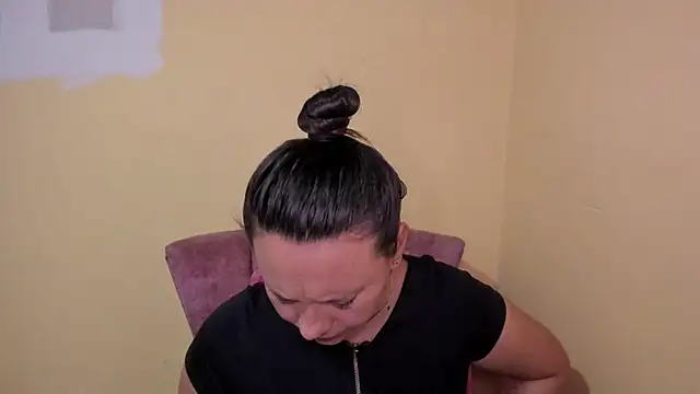 Snapshot of lauraguzman chatting on 07/17/26, 03:24 lauraguzman online show from 07/17/26, 03:24