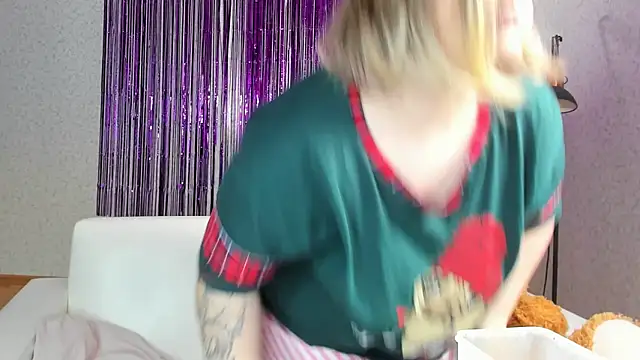 Snapshot of Seductive_She_Wolf chatting on 02/15/25, 08:54 Seductive She Wolf online show from 02/15/25, 08:54