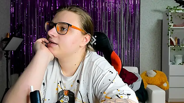 Snapshot of Seductive_She_Wolf chatting on 03/18/25, 04:04 Seductive She Wolf online show from 03/18/25, 04:04