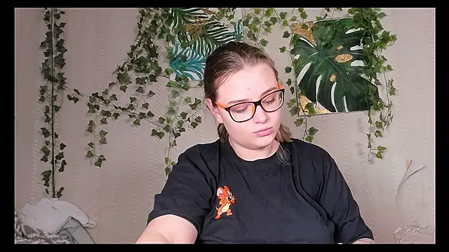 Snapshot of Seductive_She_Wolf chatting on 10/20/25, 12:49 Seductive She Wolf online show from 10/20/25, 12:49