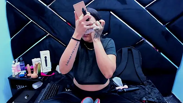 Sarah Hornny online show from 11/12/25, 04:24