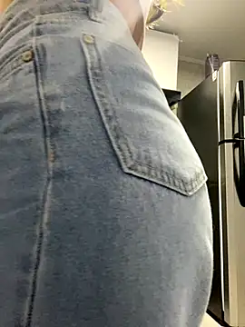 Snapshot of AbyThompson chatting on 10/21/25, 11:22 AbyThompson online show from 10/21/25, 11:22