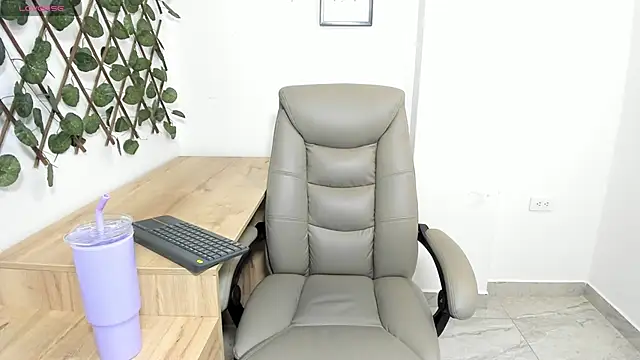 Madeleine  w online show from 04/23/26, 12:45