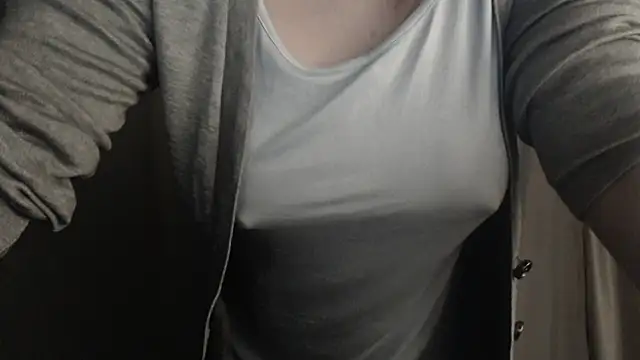 Snapshot of 1BECHA1 chatting on 10/19/25, 12:33 1BECHA1 online show from 10/19/25, 12:33