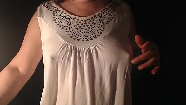 Snapshot of 1BECHA1 chatting on 11/18/25, 12:27 1BECHA1 online show from 11/18/25, 12:27