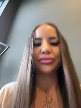 Snapshot of beautydiamond chatting on 10/07/25, 10:01 beautydiamond online show from 10/07/25, 10:01