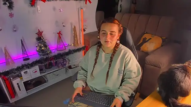 Snapshot of evy_orange1 chatting on 12/17/25, 01:11 evy orange1 online show from 12/17/25, 01:11