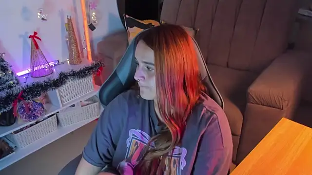 Snapshot of evy_orange1 chatting on 12/19/25, 01:56 evy orange1 online show from 12/19/25, 01:56