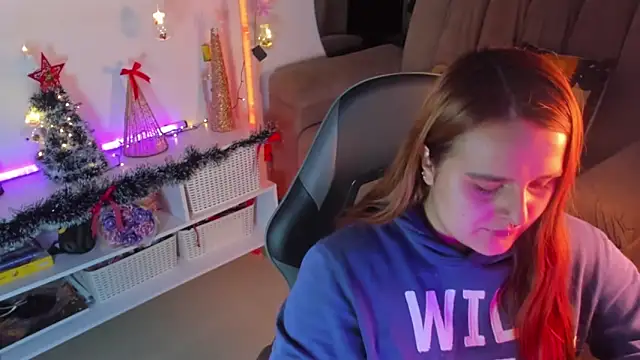 Snapshot of evy_orange1 chatting on 12/20/25, 03:35 evy orange1 online show from 12/20/25, 03:35