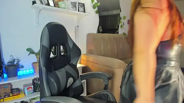 Snapshot of evy_orange1 chatting on 02/04/26, 12:05 evy orange1 online show from 02/04/26, 12:05