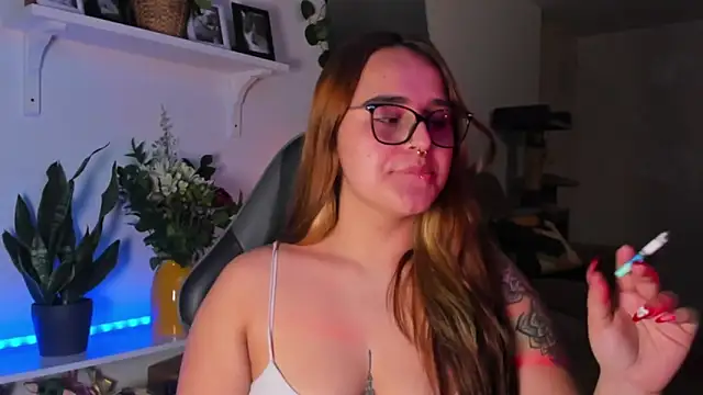 Snapshot of evy_orange1 chatting on 02/25/26, 03:16 evy orange1 online show from 02/25/26, 03:16