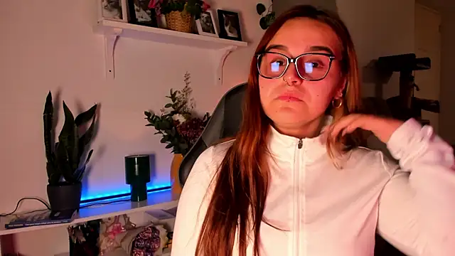 evy orange1 online show from 03/12/26, 12:06