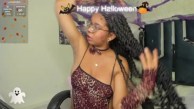 Snapshot of MilaHall_ chatting on 10/30/25, 04:47 MilaHall online show from 10/30/25, 04:47