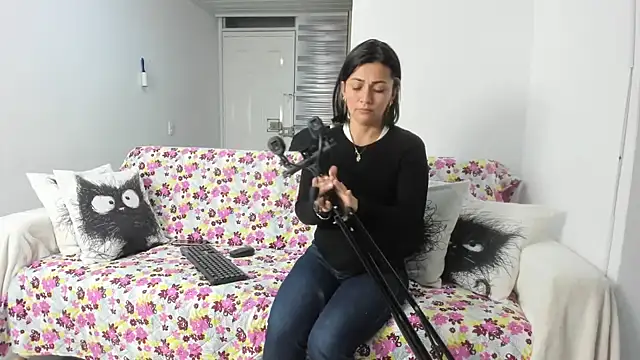 Snapshot of Emma_Jnes chatting on 02/13/25, 10:33 Emma Jnes online show from 02/13/25, 10:33