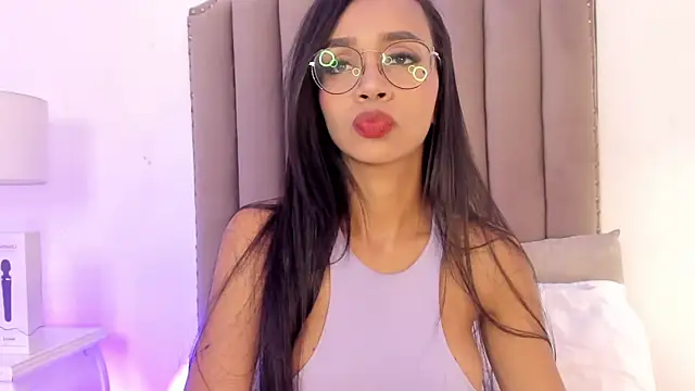 SamanthaFerrer   online show from 02/04/25, 07:44