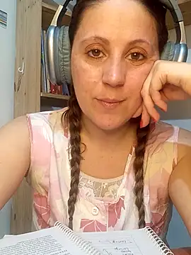 Snapshot of SofiEstevez chatting on 09/17/25, 05:14 SofiEstevez online show from 09/17/25, 05:14