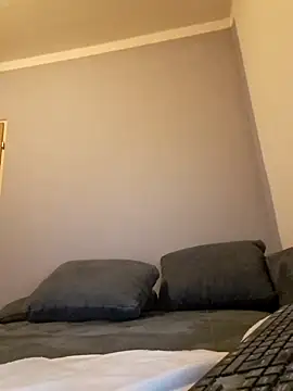 Snapshot of Henner33 chatting on 01/04/25, 07:34 Henner33 online show from 01/04/25, 07:34