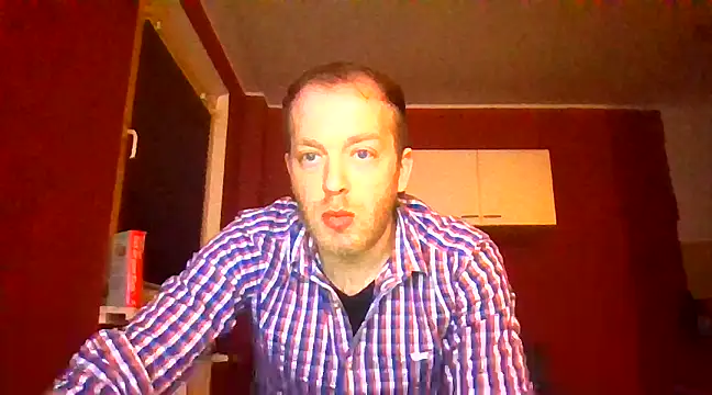 Snapshot of Henner33 chatting on 01/08/25, 06:41 Henner33 online show from 01/08/25, 06:41