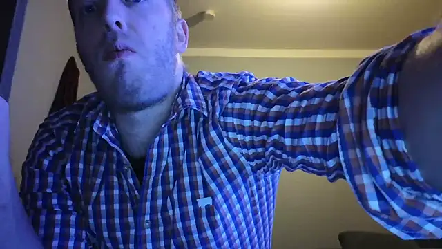 Snapshot of Henner33 chatting on 01/11/25, 06:23 Henner33 online show from 01/11/25, 06:23