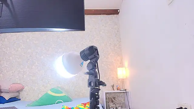 Snapshot of nicol_f chatting on 10/31/25, 07:15 nicol f online show from 10/31/25, 07:15