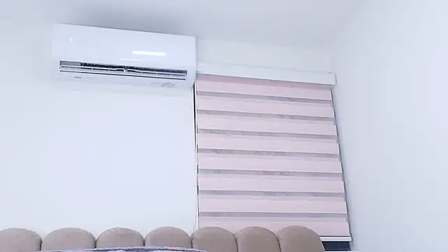 Snapshot of nicol_f chatting on 12/18/25, 03:01 nicol f online show from 12/18/25, 03:01