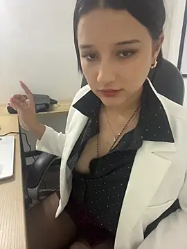 littlemelodi18 online show from 12/19/25, 08:49