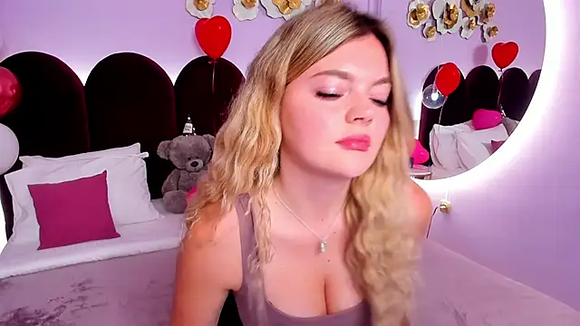 Snapshot of ZaraBloom chatting on 11/17/25, 03:23 ZaraBloom online show from 11/17/25, 03:23