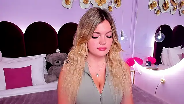 Snapshot of ZaraBloom chatting on 11/18/25, 03:23 ZaraBloom online show from 11/18/25, 03:23