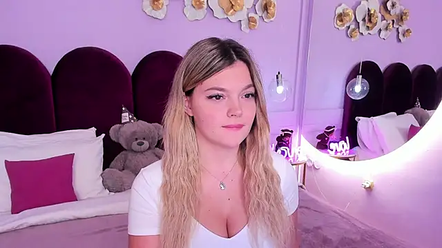 Snapshot of ZaraBloom chatting on 12/05/25, 03:30 ZaraBloom online show from 12/05/25, 03:30