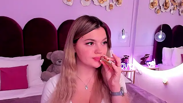 Snapshot of ZaraBloom chatting on 12/15/25, 03:33 ZaraBloom online show from 12/15/25, 03:33