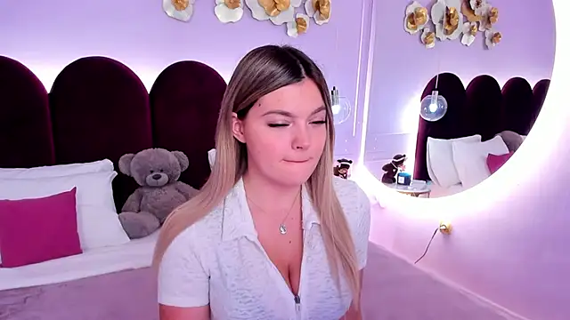 Snapshot of ZaraBloom chatting on 12/16/25, 03:11 ZaraBloom online show from 12/16/25, 03:11