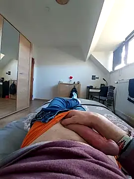 Snapshot of pascalino100 chatting on 03/18/25, 10:25 pascalino100 online show from 03/18/25, 10:25