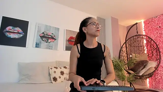 Angela donnato online show from 01/29/25, 03:54