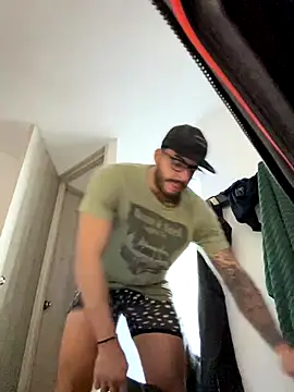 Snapshot of thomas_gun chatting on 11/01/25, 06:04 thomas gun online show from 11/01/25, 06:04