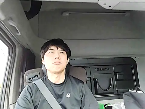 whitebriefboy online show from 04/18/26, 09:48