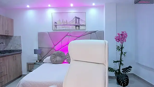 naomii campbell  online show from 10/14/25, 06:20