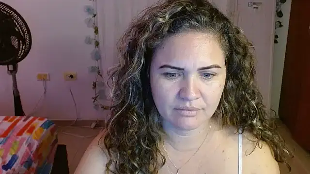 Snapshot of helenca43 chatting on 09/10/25, 01:11 helenca43 online show from 09/10/25, 01:11