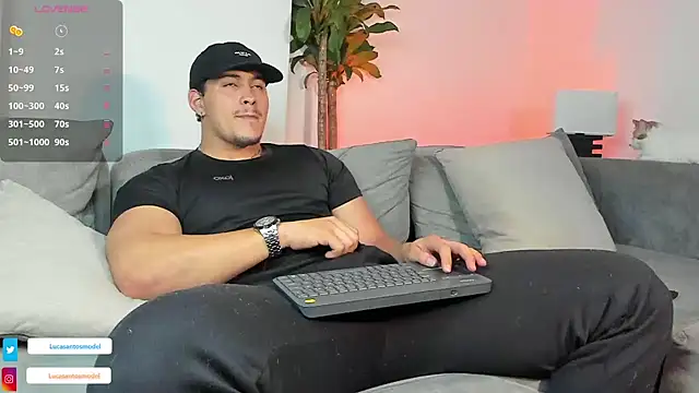 Snapshot of lucasanto_ chatting on 02/12/25, 04:23 lucasanto online show from 02/12/25, 04:23