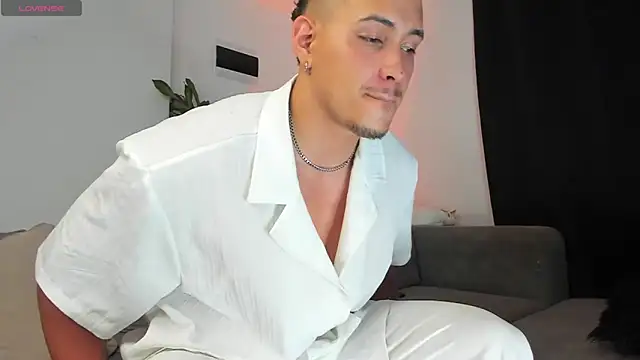 Snapshot of lucasanto_ chatting on 03/11/25, 04:10 lucasanto online show from 03/11/25, 04:10