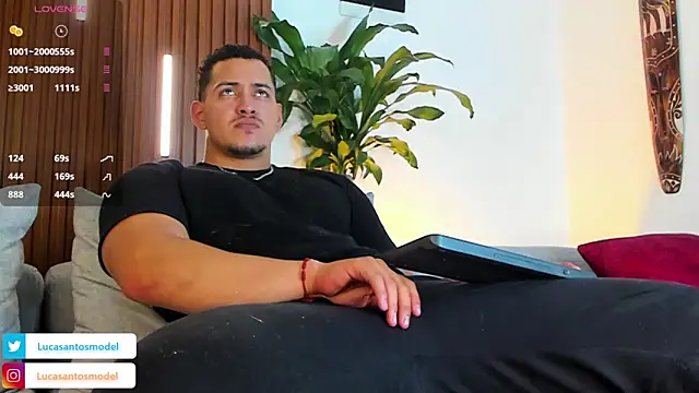 Snapshot of lucasanto_ chatting on 10/25/25, 01:13 lucasanto online show from 10/25/25, 01:13