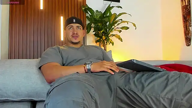 Snapshot of lucasanto_ chatting on 11/04/25, 01:38 lucasanto online show from 11/04/25, 01:38