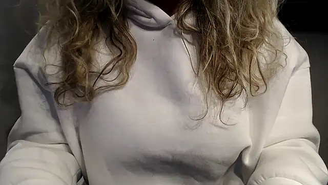 Snapshot of JenniLowen chatting on 02/17/25, 04:04 JenniLowen online show from 02/17/25, 04:04